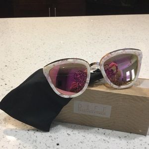 Diff Eyewear ‘Rose’ Sunglasses- Pink Pearl